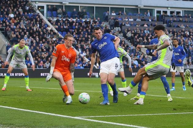 Nico O Reilly of Manchester City sees a shot saved by Jordan Pickford of Everton Everton v Manchester City, Premier League, Football, Hill Dickinson Stadium, Liverpool , UK - 04 May 2026Liverpool Hill Dickinson Stadium United Kingdom EDITORIAL USE ONLY No use with unauthorised audio, video, data, fixture lists, club league logos or live services. Online in-match use limited to 120 images, no video emulation. No use in betting, games or single club league player publications. Copyright: xPhilxOldham Shutterstockx 16854616u