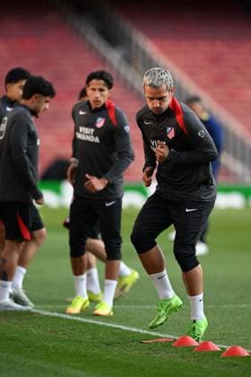 Ahead of Arsenal v Atletico Madrid - UEFA Champions League LONDON, UNITED KINGDOM - MAY 4: Antoine Griezmann (front) of Atletico Madrid attends training session ahead of the UEFA Champions League semi-final rematch against Arsenal at Emirates Stadium in London, United Kingdom on May 4, 2026. Rasid Necati Aslim Anadolu London United Kingdom. Editorial use only. Please get in touch for any other usage.  Copyright: x2026xAnadoluxRasidxNecatixAslimx
