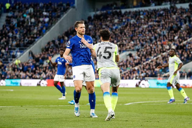 Everton v Manchester City Premier League James Tarkowski of Everton is pushed by Abdukodir Khusanov of Manchester City during the Premier League match at the Hill Dickinson Stadium, Liverpool 04 05 2026 UK Newspapers OUT Copyright: xMaxxTomlinsonx FIL-23391-0027