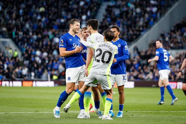 Everton v Manchester City Premier League James Tarkowski of Everton is pushed by Abdukodir Khusanov of Manchester City during the Premier League match at the Hill Dickinson Stadium, Liverpool 04 05 2026 UK Newspapers OUT Copyright: xMaxxTomlinsonx FIL-23391-0028
