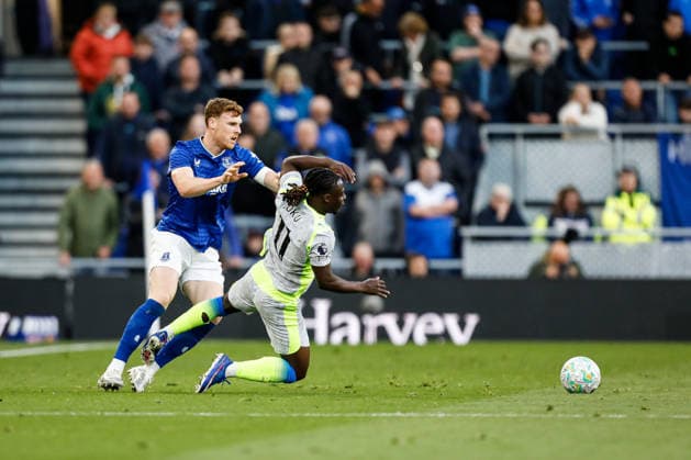 Everton v Manchester City Premier League Jake O Brien of Everton fouls Jeremy Doku of Manchester City during the Premier League match at the Hill Dickinson Stadium, Liverpool 04 05 2026 UK Newspapers OUT Copyright: xMaxxTomlinsonx FIL-23391-0029
