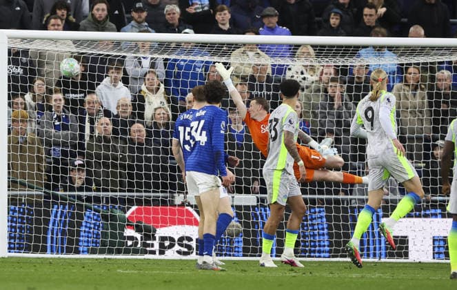 Everton v Manchester City, FA Premier League 04.05.26 Everton v Manchester City, FA Premier League Bradley Ormesher The Times Jordan Pickford of Everton cant stopp shot form Jérémy Doku of Manchester City to score his teams opening goal of the match 0-1  Copyright: xBradleyxOrmesherx NINTCHDBPICT001078282902