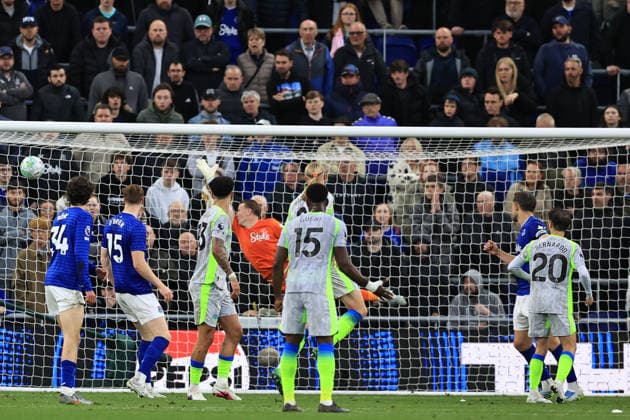 4th May 2026; Hill Dickinson Stadium, Liverpool, England; Premier League Football, Everton versus Manchester City; Jeremy Doku of Manchester City beats Everton goalkeeper Jordan Pickford to score for 0-1 after 43 minutes DavidxBlunsden