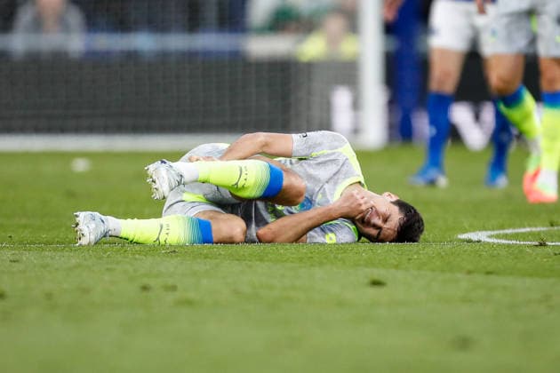Everton v Manchester City Premier League Abdukodir Khusanov of Manchester City goes down injured during the Premier League match at the Hill Dickinson Stadium, Liverpool 04 05 2026 UK Newspapers OUT Copyright: xMaxxTomlinsonx FIL-23391-0043