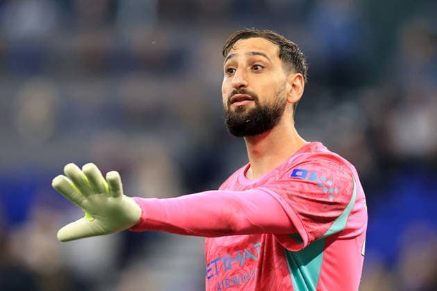 4th May 2026; Hill Dickinson Stadium, Liverpool, England; Premier League Football, Everton versus Manchester City; Gianluigi Donnarumma of Manchester City instructs his defense DavidxBlunsden