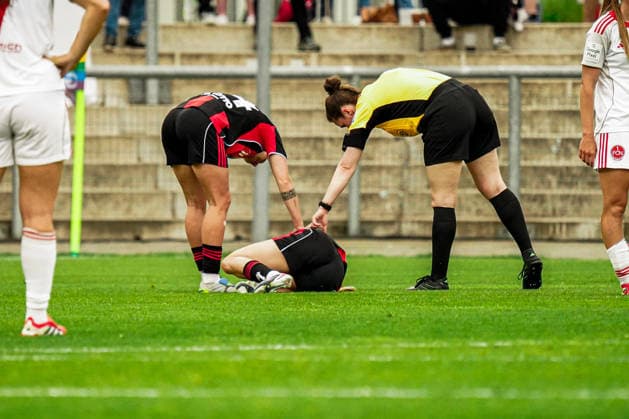Deutschland: Fussball Google Pixel Frauen-Bundesliga 2025 2026 , 24. Spieltag - Eintracht Frankfurt Frauen vs 1. FC Nürnberg Frauen - Stadion Am Brentanobad (Frankfurt) : verletzt am Boden, Verletzung, Gestik, Geste Copyright: xBennetxLongx
