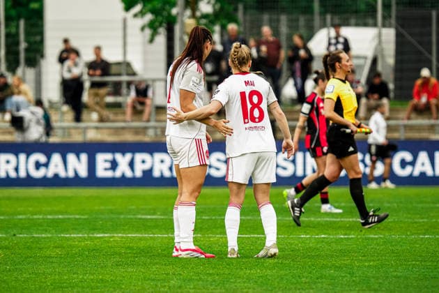 Deutschland: Fussball Google Pixel Frauen-Bundesliga 2025 2026 , 24. Spieltag - Eintracht Frankfurt Frauen vs 1. FC Nürnberg Frauen - Stadion Am Brentanobad (Frankfurt) : Leia Varley (1. FC Nürnberg Frauen, 7), Franziska Mai (1. FC Nürnberg Frauen, 18), Gestik, Geste Copyright: xBennetxLongx