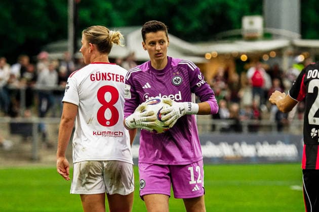 Deutschland: Fussball Google Pixel Frauen-Bundesliga 2025 2026 , 24. Spieltag - Eintracht Frankfurt Frauen vs 1. FC Nürnberg Frauen - Stadion Am Brentanobad (Frankfurt) : Lina Altenburg (Eintracht Frankfurt Frauen, 12) Mimik, am Ball Copyright: xBennetxLongx