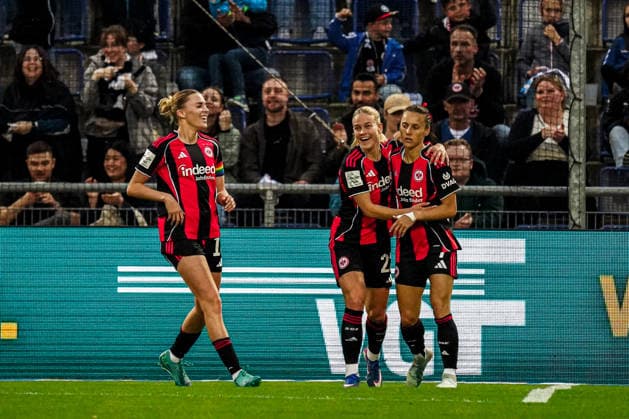 Deutschland: Fussball Google Pixel Frauen-Bundesliga 2025 2026 , 24. Spieltag - Eintracht Frankfurt Frauen vs 1. FC Nürnberg Frauen - Stadion Am Brentanobad (Frankfurt) : Mannschaft, Torjubel, Jubel, Tor, Gestik, Geste, Emotionen Copyright: xBennetxLongx