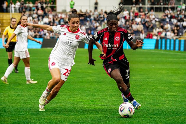 Deutschland: Fussball Google Pixel Frauen-Bundesliga 2025 2026 , 24. Spieltag - Eintracht Frankfurt Frauen vs 1. FC Nürnberg Frauen - Stadion Am Brentanobad (Frankfurt) : Nicole Anyomi (Eintracht Frankfurt Frauen, 19) Maelle Seguin (1. FC Nürnberg Frauen, 28) Zweikampf, am Ball Copyright: xBennetxLongx