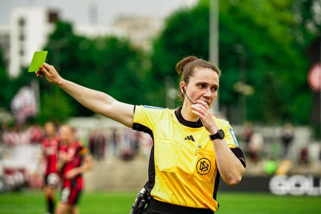 Deutschland: Fussball Google Pixel Frauen-Bundesliga 2025 2026 , 24. Spieltag - Eintracht Frankfurt Frauen vs 1. FC Nürnberg Frauen - Stadion Am Brentanobad (Frankfurt) : Schiedsrichterin, gelbe Karte, Foul, Foulspiel, Mimik, Gestik Copyright: xBennetxLongx