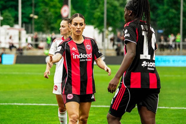 Deutschland: Fussball Google Pixel Frauen-Bundesliga 2025 2026 , 24. Spieltag - Eintracht Frankfurt Frauen vs 1. FC Nürnberg Frauen - Stadion Am Brentanobad (Frankfurt) : Ereleta Memeti (Eintracht Frankfurt Frauen, 27) Nicole Anyomi (Eintracht Frankfurt Frauen, 19) Gestik, Mimik, Geste Copyright: xBennetxLongx