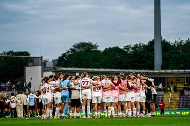 Deutschland: Fussball Google Pixel Frauen-Bundesliga 2025 2026 , 24. Spieltag - Eintracht Frankfurt Frauen vs 1. FC Nürnberg Frauen - Stadion Am Brentanobad (Frankfurt) : Mannschaft, nach dem Spiel Copyright: xBennetxLongx