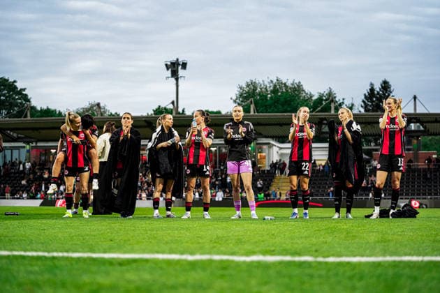 Deutschland: Fussball Google Pixel Frauen-Bundesliga 2025 2026 , 24. Spieltag - Eintracht Frankfurt Frauen vs 1. FC Nürnberg Frauen - Stadion Am Brentanobad (Frankfurt) : Mannschaft, nach dem Spiel, Jubel, Emotionen, Gestik, Geste Copyright: xBennetxLongx