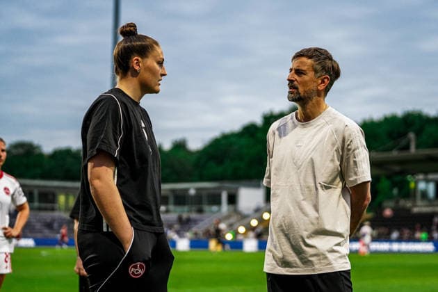Deutschland: Fussball Google Pixel Frauen-Bundesliga 2025 2026 , 24. Spieltag - Eintracht Frankfurt Frauen vs 1. FC Nürnberg Frauen - Stadion Am Brentanobad (Frankfurt) : Niko Arnautis (Trainer, Eintracht Frankfurt Frauen), Isabel Bauer (Trainer, Trainerin, 1. FC Nürnberg Frauen), Mimik, nach dem Spiel Copyright: xBennetxLongx
