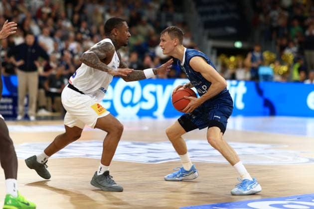 Niklas Würzner (2; MLP Academics Heidelberg) dribbelt den Ball, während Charles Callison (23; Syntainics MBC) in der Verteidigung steht im SNP Dome Dribbling von Niklas Würzner (2; MLP Academics Heidelberg) gegen Charles Callison (23; Syntainics MBC) Copyright: xMichaelxGelhardtx