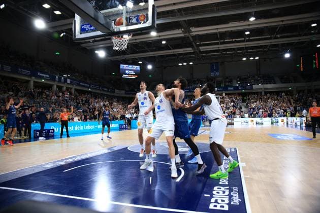 Marcel Keßen (15; MLP Academics Heidelberg) kämpft um den Rebound gegen Jure Planinic (44; Syntainics MBC) und Niklas Würzner (2; MLP Academics Heidelberg) im SNP Dome Reboundkampf im SNP Dome Copyright: xMichaelxGelhardtx