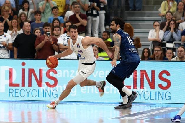 In der easyCredit Basketball-Bundesliga treffen am 4. Mai 2026 MLP Academics Heidelberg und Syntainics MBC in dem SNP Dome aufeinander. Jure Planinic ( 44, Syntainics MBC) dribbelt mit konzentriertem Blick am Ball, während Marcel Keßen ( 15, MLP Academics Heidelberg) in der Verteidigung positioniert ist. Jure Planinic ( 44, Syntainics MBC) mit Ball gegen Marcel Keßen ( 15, MLP Academics Heidelberg) Copyright: xMichaelxGelhardtx