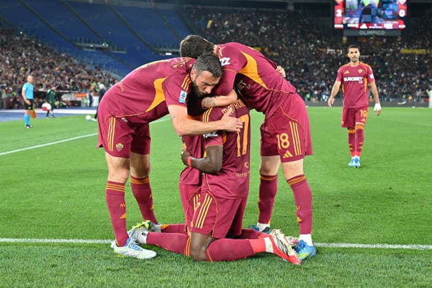 4th May 2026, Stadio Olimpico, Rome, Italy; Serie A Football; Roma versus Fiorentina; Roma& x2019;s players celebrate after their 3-0 goal from Hermoso in the 34th minute AllShotLive