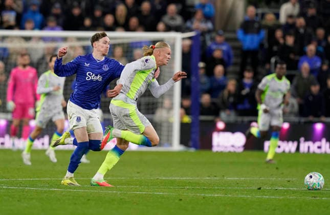 Liverpool, England, 4th May 2026. James Garner of Everton attempts to slow down Erling Haaland of Manchester City during the Everton vs Manchester City Premier League match at Hill Dickinson Stadium, Liverpool. Picture credit should read: Andrew Yates Sportimage EDITORIAL USE ONLY. No use with unauthorised audio, video, data, fixture lists, club league logos or live services. Online in-match use limited to 120 images, no video emulation. No use in betting, games or single club league player publications. SPI_028_AY_Everton_Man_City SPI-4779-0029
