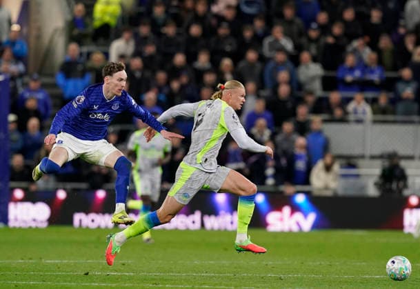 Liverpool, England, 4th May 2026. James Garner of Everton attempts to slow down Erling Haaland of Manchester City during the Everton vs Manchester City Premier League match at Hill Dickinson Stadium, Liverpool. Picture credit should read: Andrew Yates Sportimage EDITORIAL USE ONLY. No use with unauthorised audio, video, data, fixture lists, club league logos or live services. Online in-match use limited to 120 images, no video emulation. No use in betting, games or single club league player publications. SPI_029_AY_Everton_Man_City SPI-4779-0030