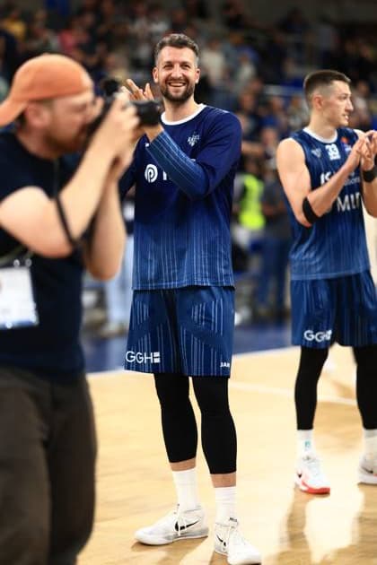 Paul Zipser (9; MLP Academics Heidelberg) und Ryan Mikesell (33; MLP Academics Heidelberg) klatschen im SNP Dome Spieler Paul Zipser (9; MLP Academics Heidelberg) und Ryan Mikesell (33; MLP Academics Heidelberg) klatschen Copyright: xMichaelxGelhardtx
