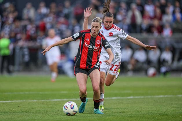 GER, Frankfurt, Eintracht Frankfurt vs FC Nürnberg, Google Pixel Bundesliga, Fussball, DFB, Spielzeit 2025 2026, Stadion am Brentanobad, 24. Spieltag im Bild v.l.: Laura Freigang (Eintracht Frankfurt Frauen 10), Julia Pollak (1. FC Nürnberg Frauen 22), Zweikampf DFB DFL REGULATIONS PROHIBIT ANY USE OF PHOTOGRAPHS AS IMAGE SEQUENCES AND OR QUASI-VIDEO, 04.05.2026 Copyright: HMBxMedia HendrikxHamelau