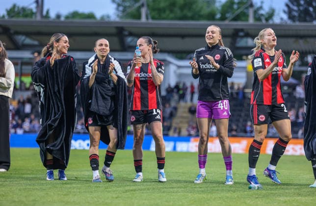 GER, Frankfurt, Eintracht Frankfurt vs FC Nürnberg, Google Pixel Bundesliga, Fussball, DFB, Spielzeit 2025 2026, Stadion am Brentanobad, 24. Spieltag im Bild: Freude und Emotionen nach dem Sieg, Ereleta Memeti (Eintracht Frankfurt Frauen 27), Elisa Senß (Eintracht Frankfurt Frauen 6), Geraldine Reuteler (Eintracht Frankfurt Frauen 14), Ylvi Eisenbeiß (Frankfurt), Nadine Riesen (Eintracht Frankfurt Frauen 22) DFB DFL REGULATIONS PROHIBIT ANY USE OF PHOTOGRAPHS AS IMAGE SEQUENCES AND OR QUASI-VIDEO, 04.05.2026 Copyright: HMBxMedia HendrikxHamelau