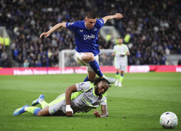 Everton v Manchester City, FA Premier League 04.05.26 Everton v Manchester City, FA Premier League Bradley Ormesher The Times Vitaliy Mykolenko of Everton and Antoine Semenyo of Manchester City  Copyright: xBradleyxOrmesherx NINTCHDBPICT001078289569