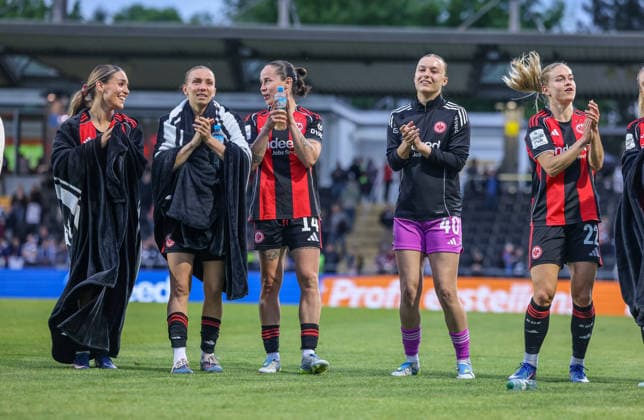 GER, Frankfurt, Eintracht Frankfurt vs FC Nürnberg, Google Pixel Bundesliga, Fussball, DFB, Spielzeit 2025 2026, Stadion am Brentanobad, 24. Spieltag im Bild: Freude und Emotionen nach dem Sieg, Ereleta Memeti (Eintracht Frankfurt Frauen 27), Elisa Senß (Eintracht Frankfurt Frauen 6), Geraldine Reuteler (Eintracht Frankfurt Frauen 14), Ylvi Eisenbeiß (Frankfurt), Nadine Riesen (Eintracht Frankfurt Frauen 22) DFB DFL REGULATIONS PROHIBIT ANY USE OF PHOTOGRAPHS AS IMAGE SEQUENCES AND OR QUASI-VIDEO, 04.05.2026 Copyright: HMBxMedia HendrikxHamelau