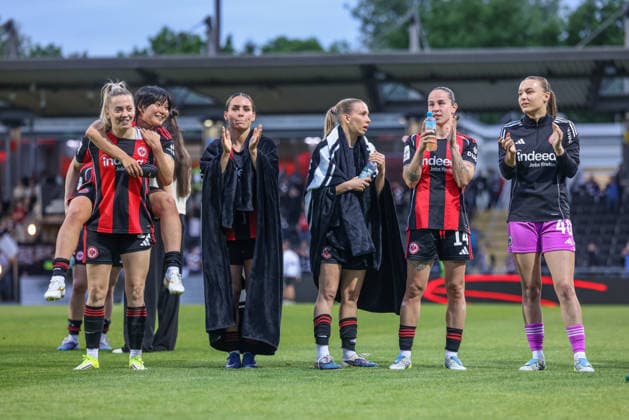 GER, Frankfurt, Eintracht Frankfurt vs FC Nürnberg, Google Pixel Bundesliga, Fussball, DFB, Spielzeit 2025 2026, Stadion am Brentanobad, 24. Spieltag im Bild: Freude und Emotionen nach dem Sieg bei Eintracht Frankfurt, Nina Lührsen (Eintracht Frankfurt Frauen 11), Chiba Remina (Eintracht Frankfurt Frauen 15), Ereleta Memeti (Eintracht Frankfurt Frauen 27), Elisa Senß (Eintracht Frankfurt Frauen 6), Geraldine Reuteler (Eintracht Frankfurt Frauen 14), Ylvi Eisenbeiß (Frankfurt) DFB DFL REGULATIONS PROHIBIT ANY USE OF PHOTOGRAPHS AS IMAGE SEQUENCES AND OR QUASI-VIDEO, 04.05.2026 Copyright: HMBxMedia HendrikxHamelau