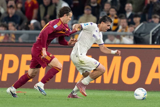 AS Roma v ACF Fiorentina - Serie A Enilive Daniele Ghilardi of AS Roma and Riccardo Braschi of ACF Fiorentina compete for the ball during the serie Serie A Enilive match between AS Roma and ACF Fiorentina at Stadio Olimpico on May 4, 2026 in Rome, Italy Rome Stadio Olimpico Lazio Italy Copyright: xGiuseppexMaffiax 260504_SerieA_Roma-Fiorentina_GM_07459