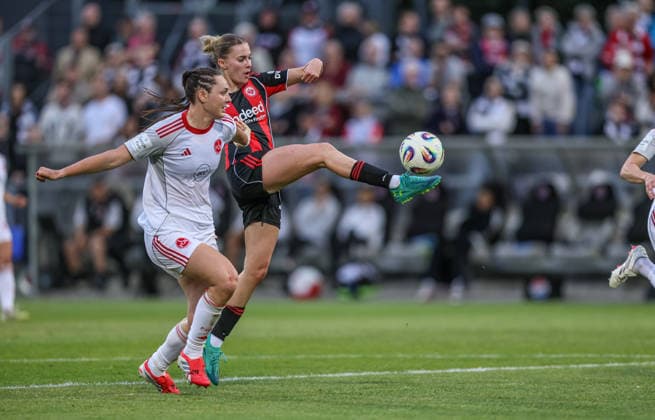 GER, Frankfurt, Eintracht Frankfurt vs FC Nürnberg, Google Pixel Bundesliga, Fussball, DFB, Spielzeit 2025 2026, Stadion am Brentanobad, 24. Spieltag im Bild v.l.: Leia Varley (1. FC Nürnberg Frauen 7) kann Laura Freigang (Eintracht Frankfurt Frauen 10) nicht stoppen auf dem Weg zum Tor zum 3:1 DFB DFL REGULATIONS PROHIBIT ANY USE OF PHOTOGRAPHS AS IMAGE SEQUENCES AND OR QUASI-VIDEO, 04.05.2026 Copyright: HMBxMedia HendrikxHamelau