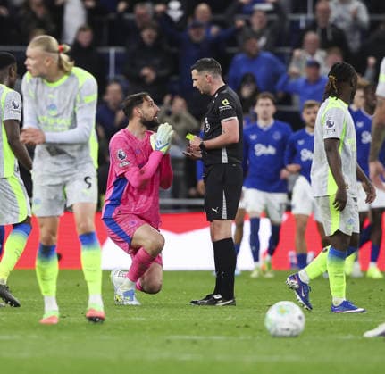 Everton v Manchester City, FA Premier League 04.05.26 Everton v Manchester City, FA Premier League Bradley Ormesher The Times Gianluigi Donnarumma of Manchester City booked after Jake O’Brien of Everton scoring his teams 2nd goal 2-1  Copyright: xBradleyxOrmesherx NINTCHDBPICT001078295557