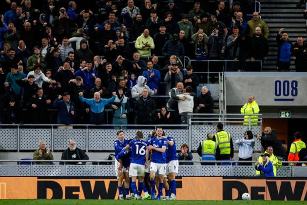 Everton v Manchester City Premier League Everton players celebrate during the Premier League match at the Hill Dickinson Stadium, Liverpool 04 05 2026 UK Newspapers OUT Copyright: xMaxxTomlinsonx FIL-23391-0054