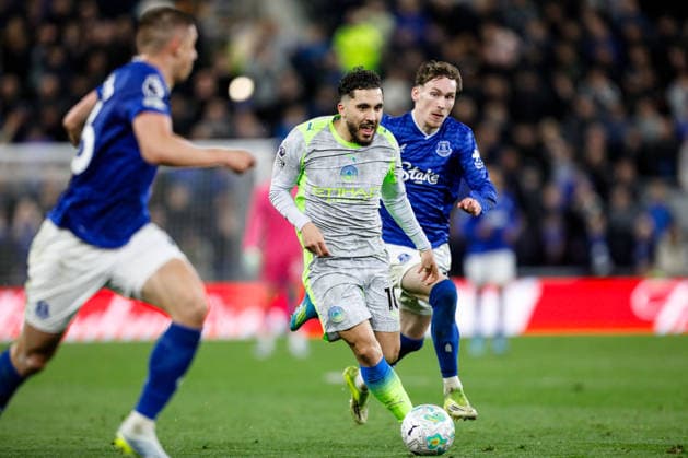Everton v Manchester City Premier League Rayan Cherki of Manchester City runs withs the ball during the Premier League match at the Hill Dickinson Stadium, Liverpool 04 05 2026 UK Newspapers OUT Copyright: xMaxxTomlinsonx FIL-23391-0063