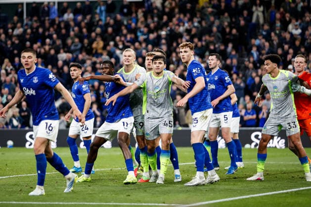 Everton v Manchester City Premier League Everton and Manchester City players wait for a corner during the Premier League match at the Hill Dickinson Stadium, Liverpool 04 05 2026 UK Newspapers OUT Copyright: xMaxxTomlinsonx FIL-23391-0072