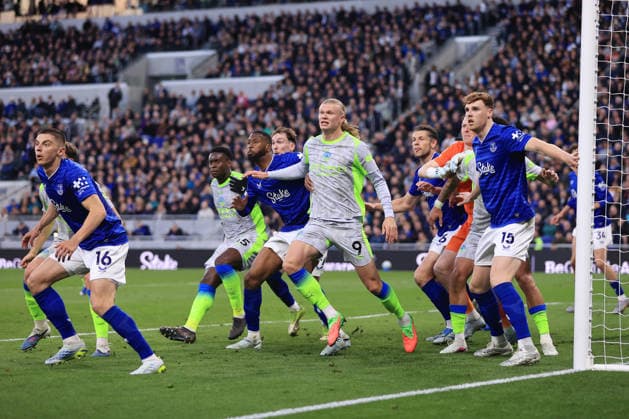 Football - Premier League - Everton v Manchester City 4th May 2026 - Premier League - Everton v Manchester City - Erling Haaland of Manchester City is surrounded - Photo: Simon Stacpoole Offside. Liverpool UK Copyright: xSimonxStacpoolexOffside