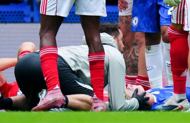 Medical staff quickly stabalise Jesse Derry of Chelsea after a clash of heads with Zach Abbott of Nottingham Forest Chelsea v Nottingham Forest, Premier League, Football, Stamford Bridge, London , UK - 04 May 2026London Stamford Bridge United Kingdom EDITORIAL USE ONLY No use with unauthorised audio, video, data, fixture lists, club league logos or live services. Online in-match use limited to 120 images, no video emulation. No use in betting, games or single club league player publications. Copyright: xJavierxGarcia Shutterstockx 16854610hr