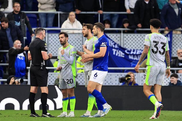 4th May 2026; Hill Dickinson Stadium, Liverpool, England; Premier League Football, Everton versus Manchester City; Bernardo Silva of Manchester City protests to referee Michael Oliver DavidxBlunsden
