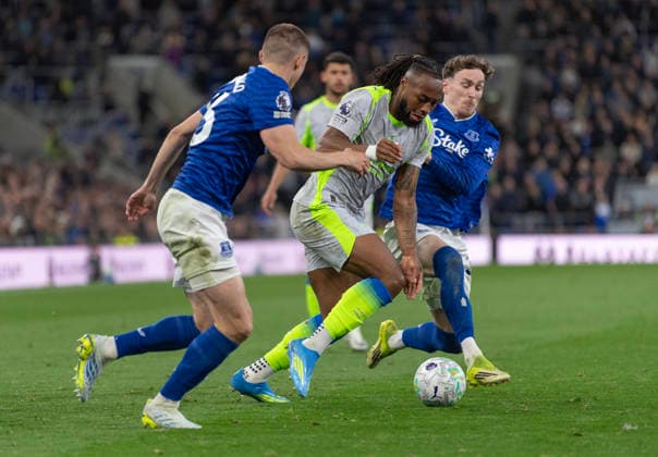 Everton v Manchester City - Premier League LIVERPOOL, ENGLAND - MAY 4: Antoine Semenyo of Manchester City in action with Vitalii Mykolenko and James Garner of Everton during the Premier League match between Everton and Manchester City at Hill Dickinson Stadium on May 4, 2026 in Liverpool, England. Antoine Semenyo; Vitalii Mykolenko; James Garner Liverpool Hill Dickinson Stadium England United Kingdom Copyright: xVisionhausx 776340700