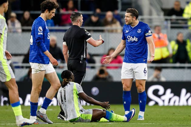 Everton v Manchester City Premier League James Tarkowski of Everton argues with referee Michael Oliver during the Premier League match at the Hill Dickinson Stadium, Liverpool 04 05 2026 UK Newspapers OUT Copyright: xMaxxTomlinsonx FIL-23391-0082