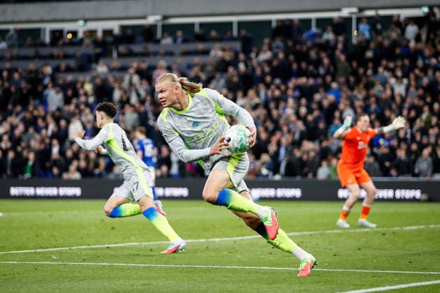 Everton v Manchester City Premier League Erling Haaland of Manchester City collects the ball from the goal during the Premier League match at the Hill Dickinson Stadium, Liverpool 04 05 2026 UK Newspapers OUT Copyright: xMaxxTomlinsonx FIL-23391-0098