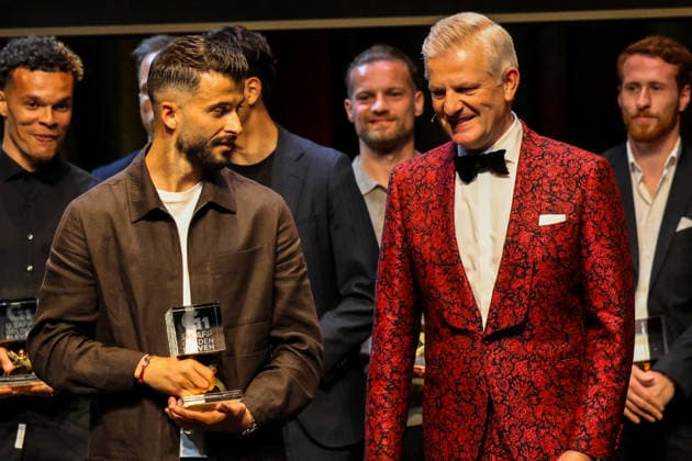 Fussball: Schweiz: SAFP Golden 11 Award; Kultur & Kongresshaus Aarau, 04.05.2026 (Aarau, Schweiz); Valon Fazliu (FC Aarau) und Rainer Maria Salzgeber Aarau Kultur&Kongresshaus Aarau Aargau Schweiz Copyright: xAmiirxAmedjouax