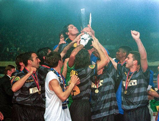 Parc des Princes Stadium, Paris, France, 6.5.1998, Europa League 1997 1998 Final Lazio Roma vs Inter Milan 0:3 Team Inter Milan celebrate, Ivan ZAMORANO tries to kiss the cup *** Parc des Princes Stadium, Paris, France, 6 5 1998, Europa League 1997 1998 Final Lazio Roma vs Inter Milan 0 3 Team Inter Milan celebrate, Ivan ZAMORANO tries to kiss the cup