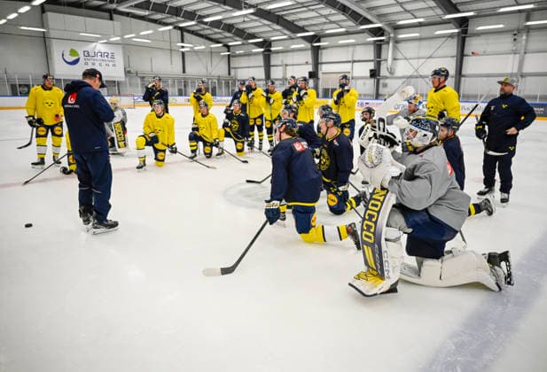 ÄNGELHOLM 2026-05-05 Gathering at the tactics board during Tuesday s training with Tre Kronor in Catena Arena in Ängelholm ahead of the Beijer Hockey Games. ÄNGELHOLM SWEDEN x50090x *** ÄNGELHOLM 2026 05 05 Gathering at the tactics board during Tuesday s training with Tre Kronor in Catena Arena in Ängelholm ahead of the Beijer Hockey Games ÄNGELHOLM SWEDEN x50090x  Copyright: xJohanxNilssonx xTTx THREE CROWNS TRAINING BEIJER CUP ÄNGELHOLM