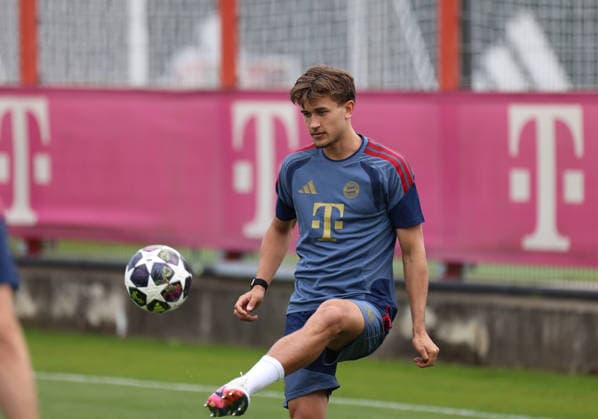 Fussball, Herren, Champions League, Saison 2025 2026, FC Bayern München, Abschlusstraining Tom Bischof (FC Bayern München) spielt einen Ball
