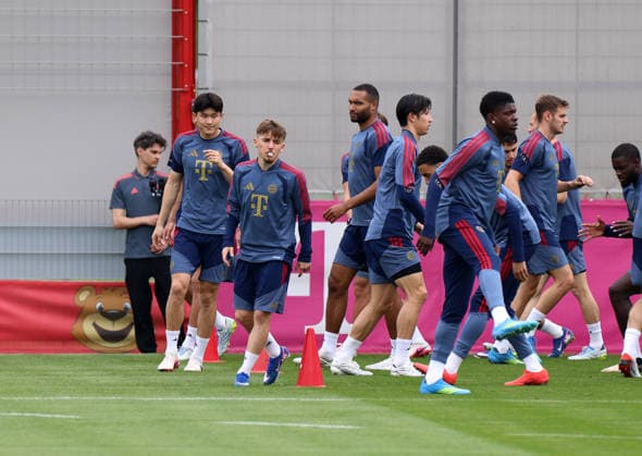 Fussball, Herren, Champions League, Saison 2025 2026, FC Bayern München, Abschlusstraining Lennart Karl (FC Bayern München) mit Kaufummi beim Aufwärmen