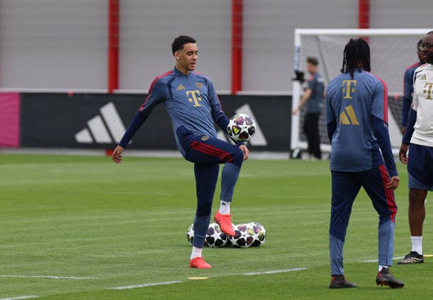 Fussball, Herren, Champions League, Saison 2025 2026, FC Bayern München, Abschlusstraining Jamal Musiala (FC Bayern München) spielt einen Ball