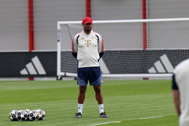 Fussball, Herren, Champions League, Saison 2025 2026, FC Bayern München, Abschlusstraining Vincent Kompany, Trainer (FC Bayern München) stehend auf dem Trainigsplatz